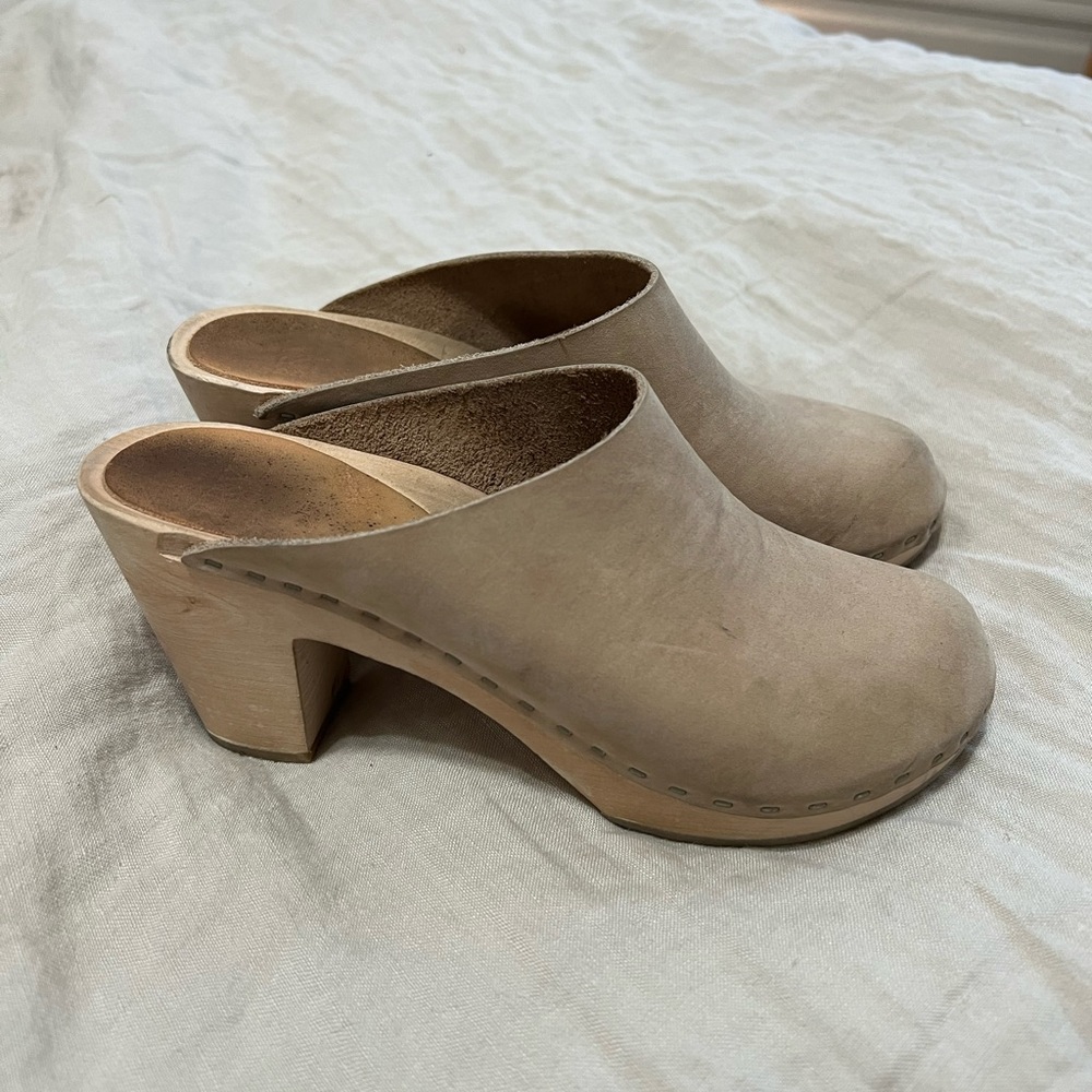 Bryr Closed Toe Clogs, Blush